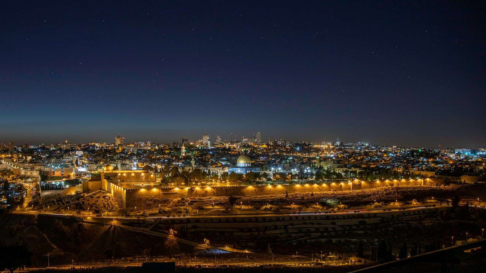 Jerusalém à noite, com a Cúpula da Rocha iluminada